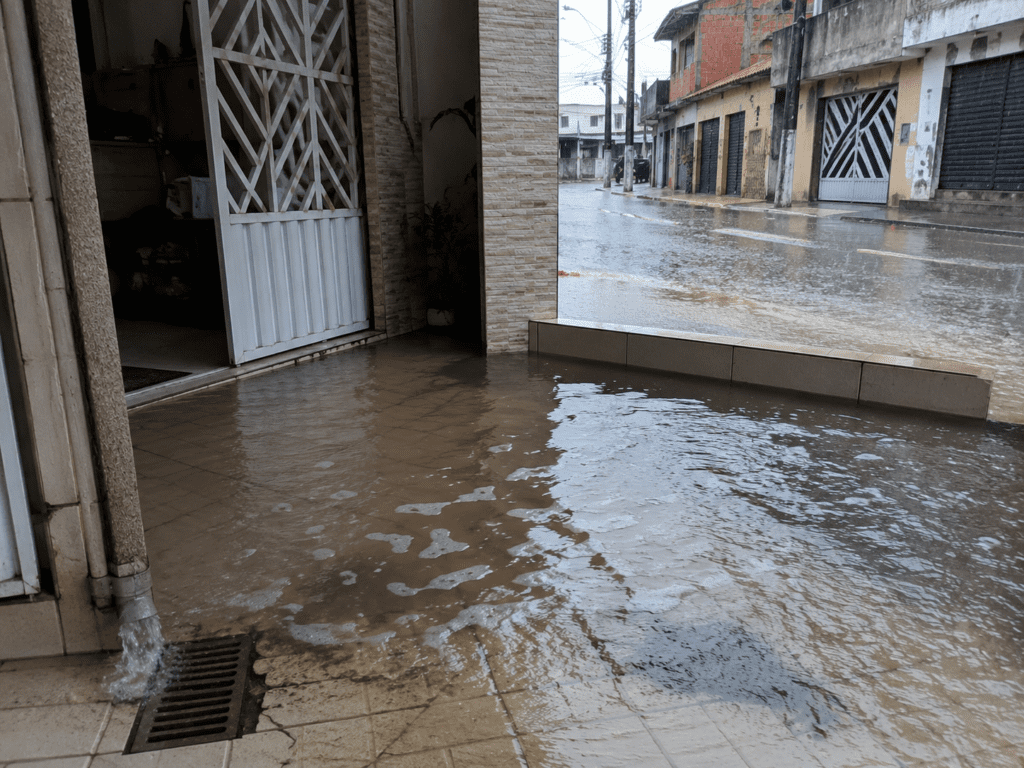 Emergência: esgotos e bueiros sobrecarregados durante chuvas intensas na Asa Norte associado a desentupidora